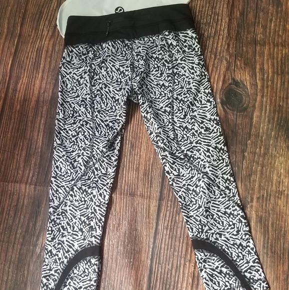 LULULEMON Athletica Black White Leggings With Lululemon Bag - Picture 9 of 16